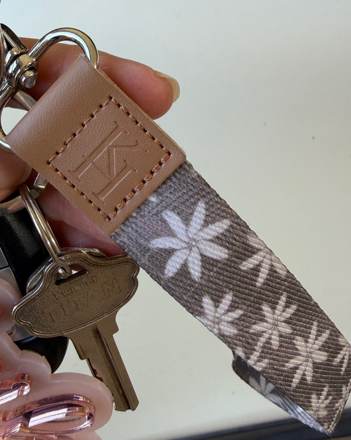 HOLO HOLO KEYCHAIN | Stone